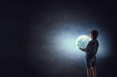 Geceleri ayı tutan çocuk