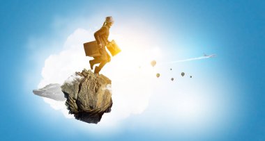 Alışveriş torbalarıyla ev hanımı. Karışık ortam