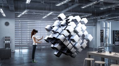 Sanal gerçeklik gözlüğü takan kadın