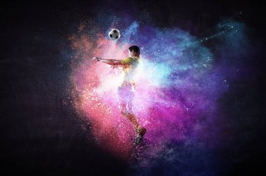 Futbol oynayan çocuk topa vuruyor