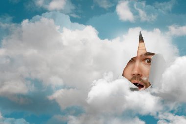 Erkek yüzü kağıttaki delikten geçiyor