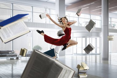 Ofis geçmişine karşı bayan dansçı.