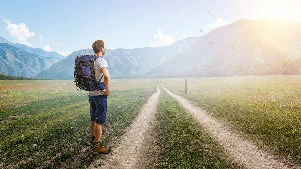 Young traveler exploring the world concept — Stock Photo, Image