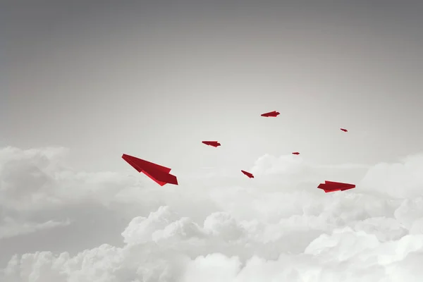 Kırmızı kağıt uçak. Karışık ortam — Stok fotoğraf