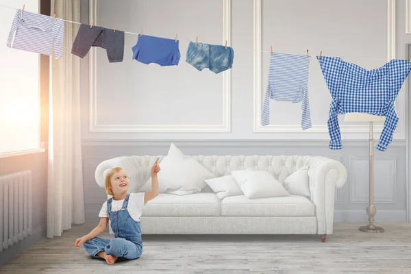 Niña feliz con ropa lavada — Foto de Stock