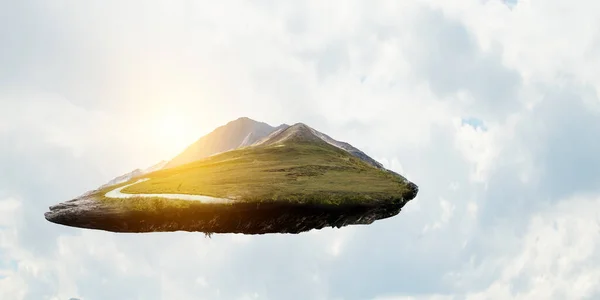 Lansekap dengan gunung mengambang di udara — Stok Foto