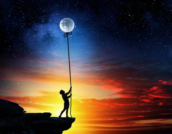 Dziewczynka łapie księżyc. Media mieszane — Zdjęcie stockowe