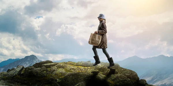 Femme au foyer avec des sacs à provisions. Techniques mixtes — Photo