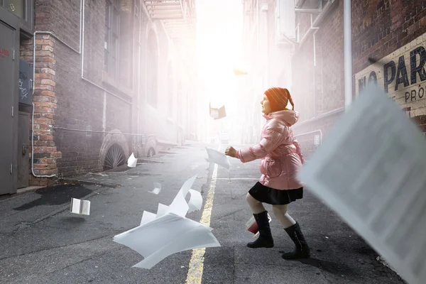 Ragazza che cammina con libro intorno a lei — Foto Stock