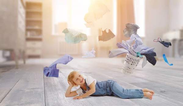 Gadis kecil yang bahagia dengan pakaian yang dicuci — Stok Foto