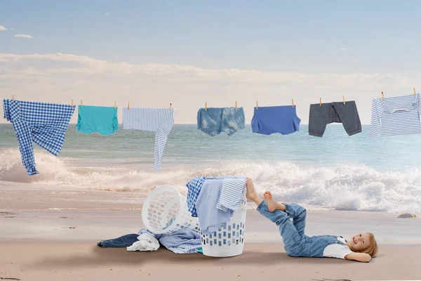 Niña feliz con ropa lavada — Foto de Stock