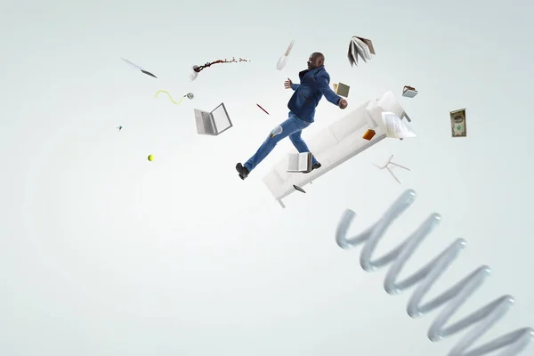 Un hombre de negocios saltando sobre un trampolín. Medios mixtos — Foto de Stock