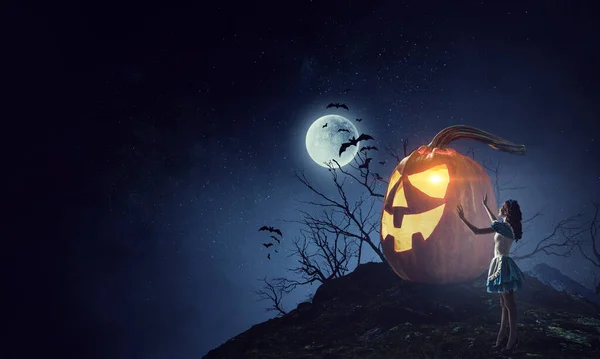 Immagine spettrale di Halloween. Mezzi misti — Foto Stock
