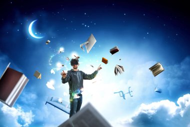 Adam sanal gerçeklik gözlüğü takıyor.