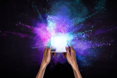 Sihirli hediye kutusu görüntüsü. Karışık ortam