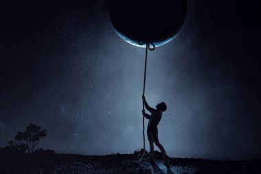 Çocuk ayı yakalıyor. Karışık ortam