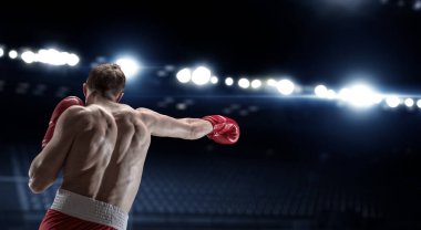 Genç adam boks yapıyor. - Evet. Karışık ortam