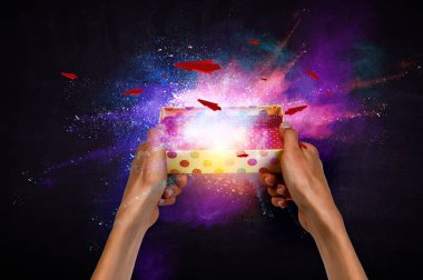 Sihirli hediye kutusu görüntüsü. Karışık ortam