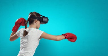 Genç kadın boks yapıyor. - Evet. Karışık ortam