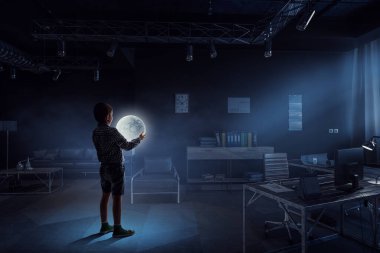 Geceleri ayı tutan çocuk