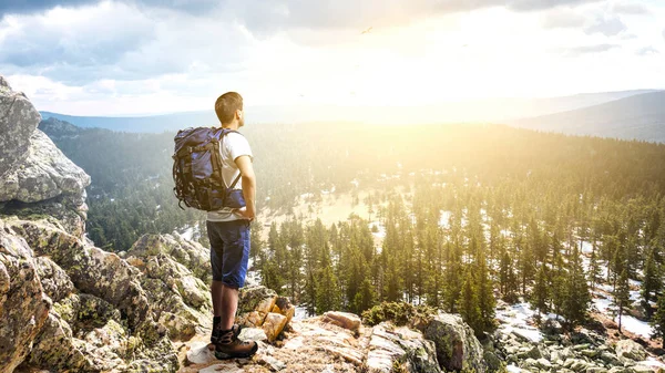 Young traveler exploring the world concept — Stock Photo, Image