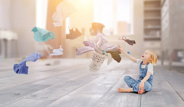 Счастливая маленькая девочка в стирке — стоковое фото