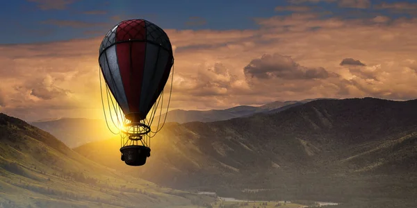 Heißluftballon schwebt. Gemischte Medien — Stockfoto