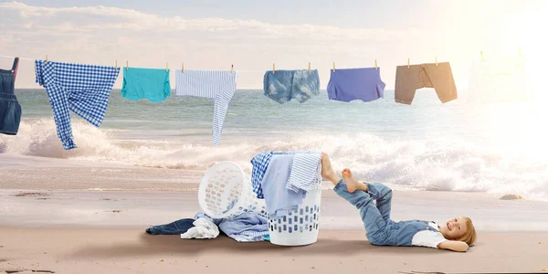 Niña feliz con ropa lavada —  Fotos de Stock