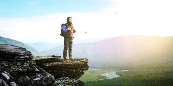 Jovem viajante explorando o conceito de mundo — Fotografia de Stock