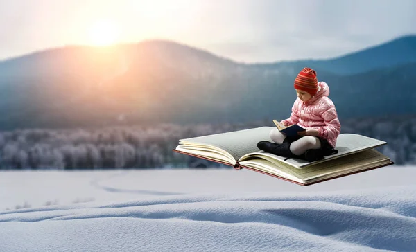 Κοριτσάκι που διαβάζει ένα βιβλίο — Φωτογραφία Αρχείου
