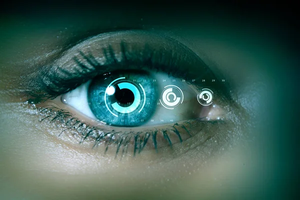 Primer plano del ojo de la mujer en proceso de escaneo — Foto de Stock
