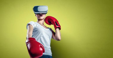 Genç kadın boks yapıyor. - Evet. Karışık ortam