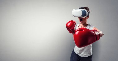 Genç kadın boks yapıyor. - Evet. Karışık ortam