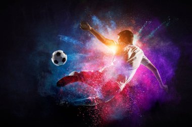 Futbol oynayan çocuk topa vuruyor