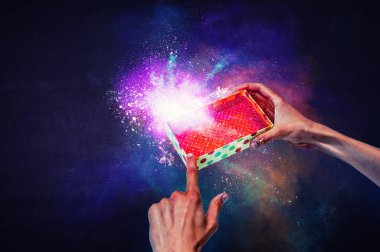 Sihirli hediye kutusu görüntüsü. Karışık ortam