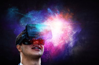 Adam sanal gerçeklik gözlüğü takıyor.