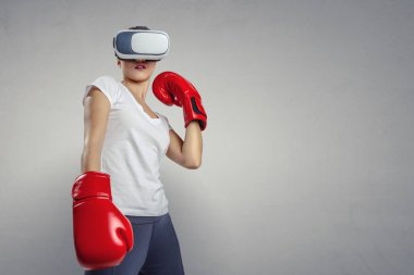 Genç kadın boks yapıyor. - Evet. Karışık ortam