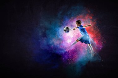 Futbol oynayan çocuk topa vuruyor