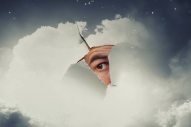 Erkek yüzü kağıttaki delikten geçiyor