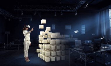 Sanal gerçeklik gözlüğü takan kadın