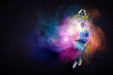 Futbol oynayan çocuk topa vuruyor