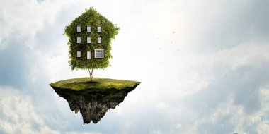 Yeşil çimlerin üzerinde Küçük Eko Evi