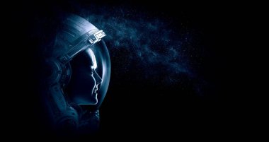 Uzay yürüyüşünde astronot. Karışık ortam