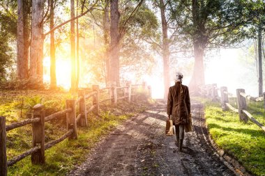 Ev hanımı alışveriş çantalarıyla yürüyor.