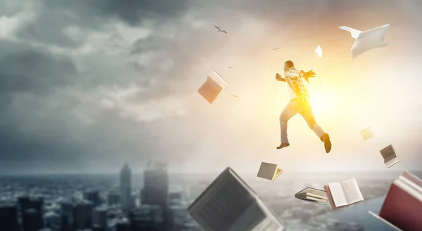 Affärsman hoppar högt i luften — Stockfoto