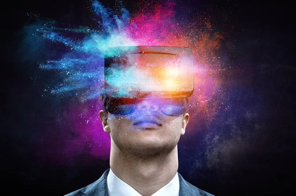 Man met een virtual reality bril — Stockfoto