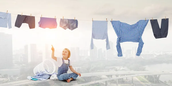 Menina feliz com roupas lavadas — Fotografia de Stock