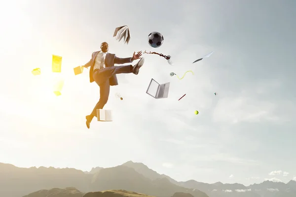 Бізнесмен стрибає високо в повітрі — стокове фото