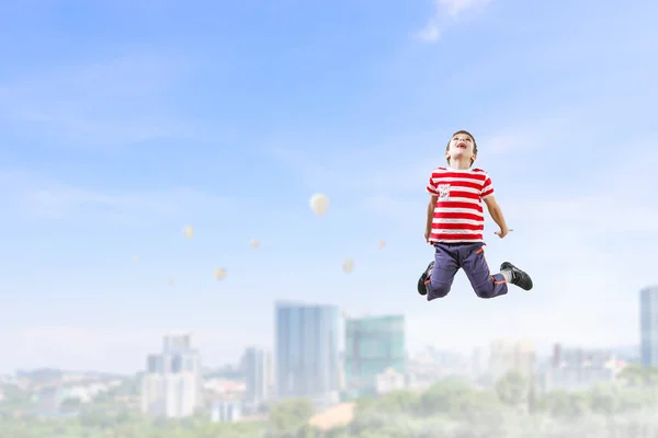 Crianças pulando no céu — Fotografia de Stock
