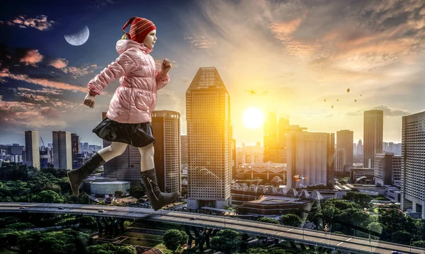 Menina caminhando com a cidade no fundo — Fotografia de Stock